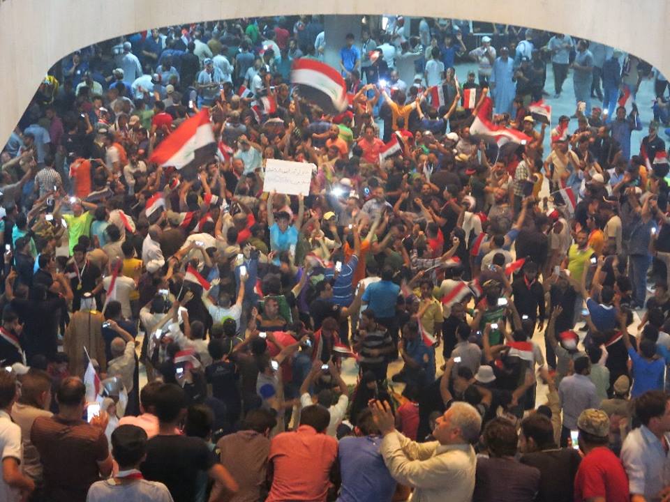 لحظة اقتحام البرلمان العراقي - تصوير: خليل المرشدي